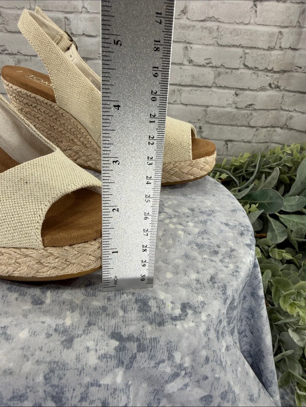 TOMS “Camilla” Beige & Gold Metallic Canvas Open-Toe Wedge Sandals WMS 6M☀️EUC - Picture 11 of 12